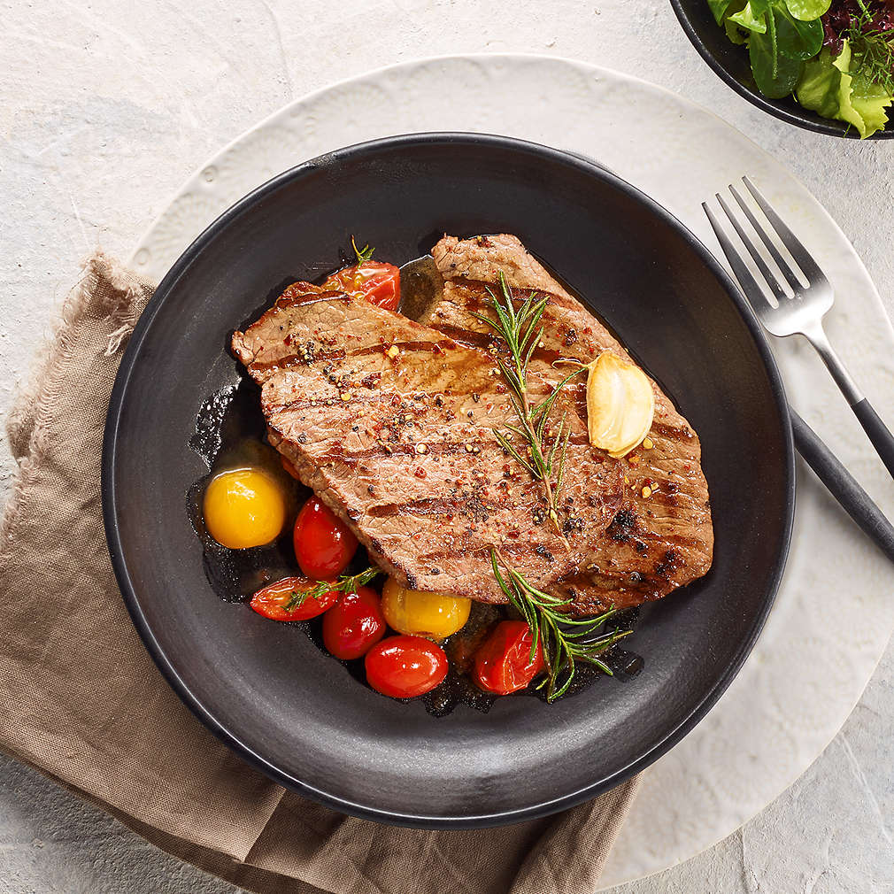 Abbildung des Rezepts Rinderminutensteaks mit karamellisierten Tomaten