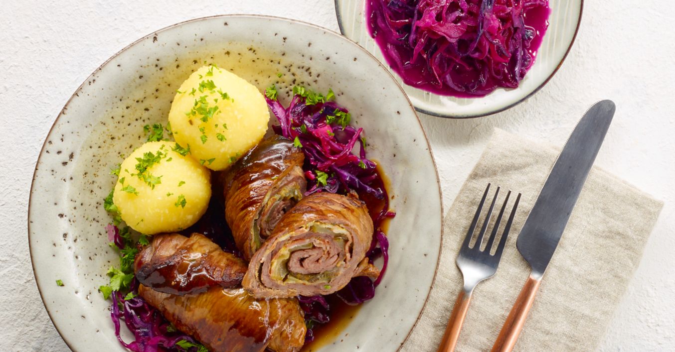 Großmutters Rinderrouladen mit Rotkohl und Kartoffelklößen - Rezept ...