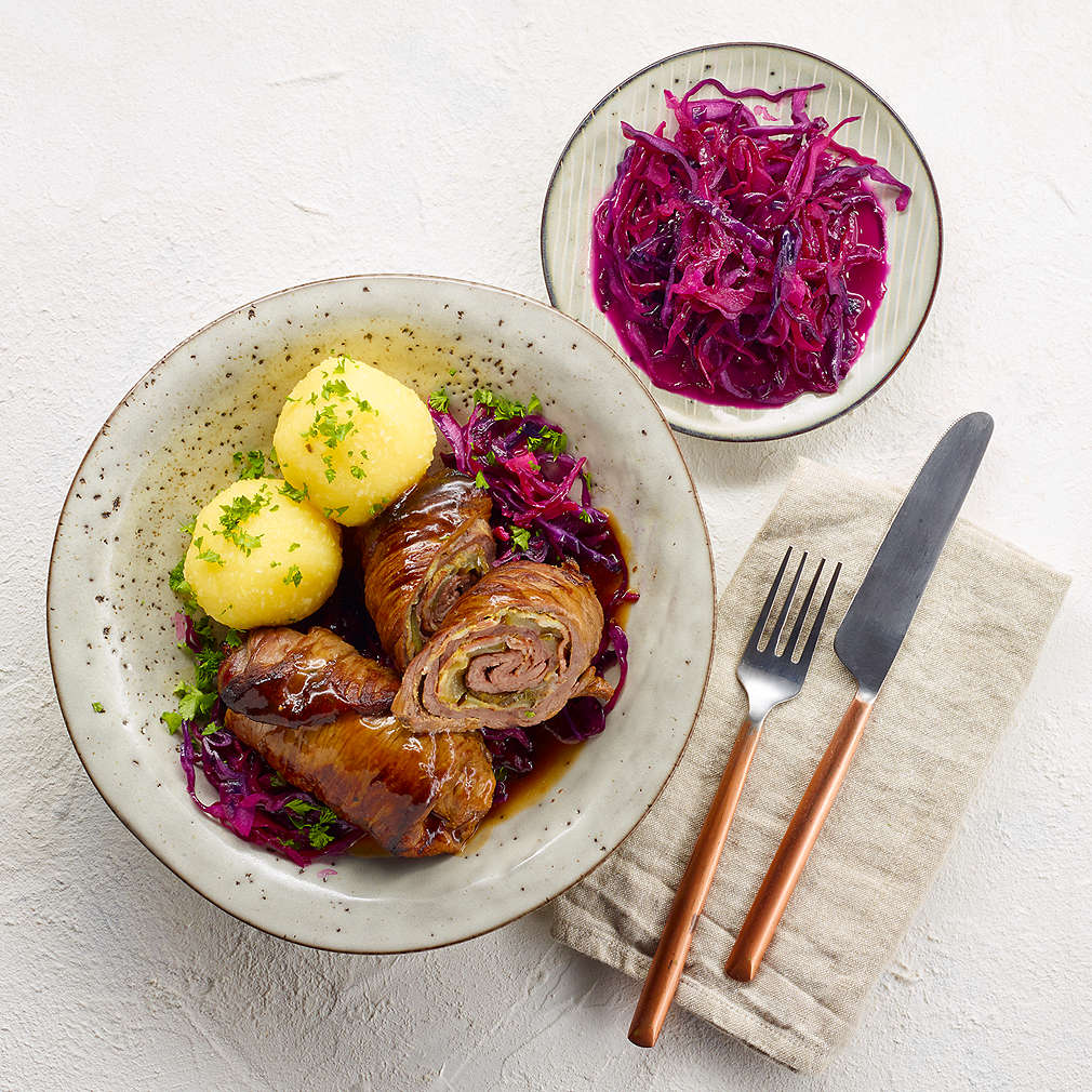 Großmutters Rinderrouladen mit Rotkohl und Kartoffelklößen