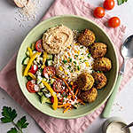 Abbildung des Rezepts Reis-Bowl mit Hummus und Falafel