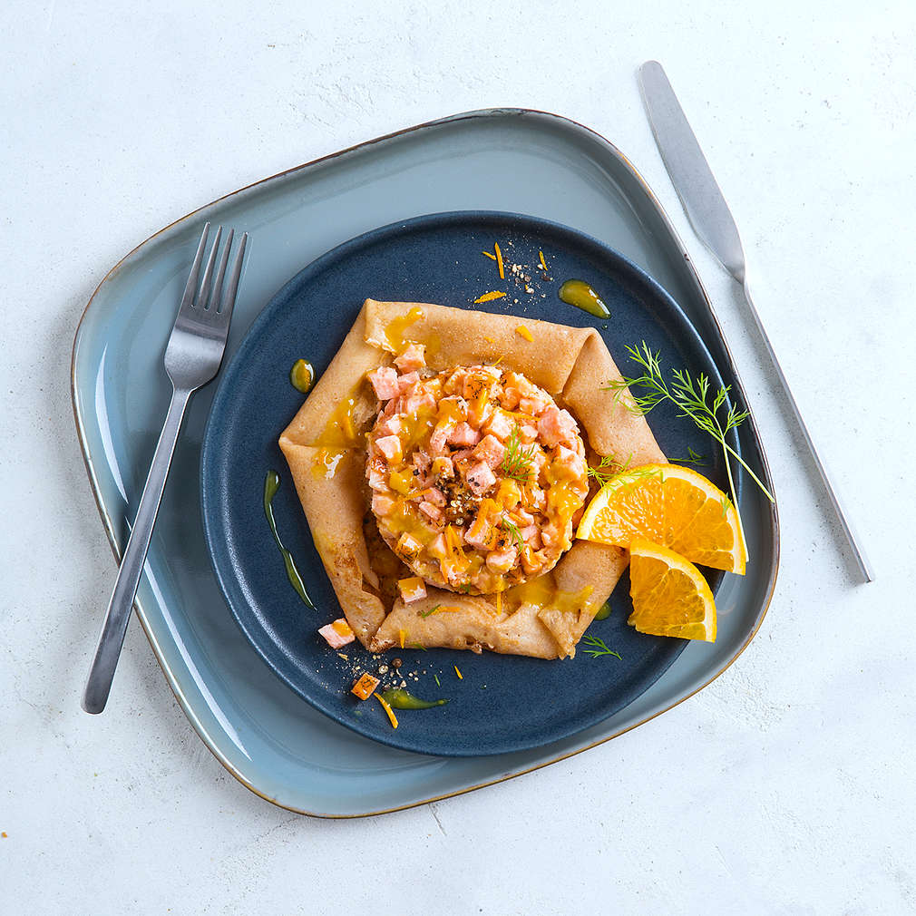 Abbildung des Rezepts Lachstatar auf Buchweizencrêpe mit Honig-Senfsoße