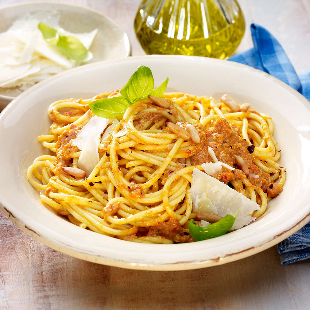 Abbildung des Rezepts Spaghetti mit Tomaten-Nuss-Pesto