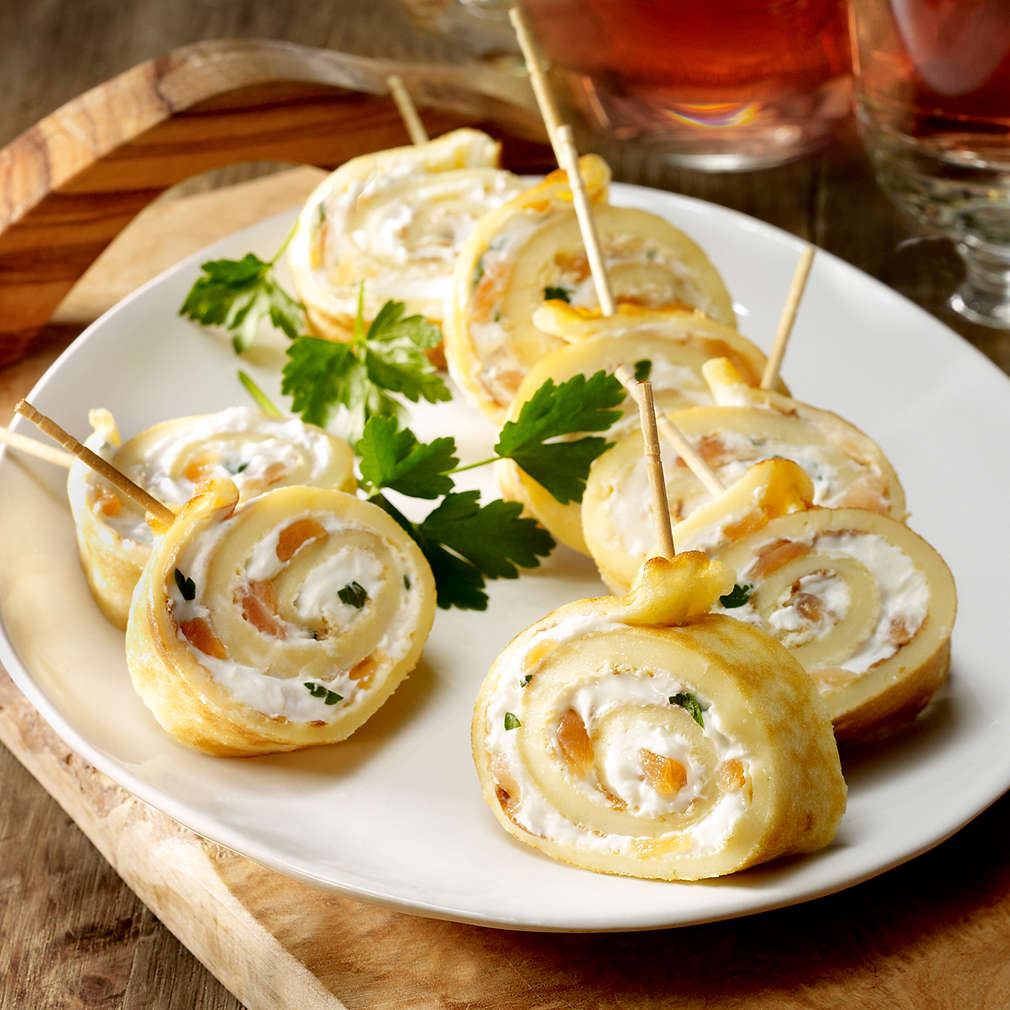 Pfannkuchenröllchen mit Räucherlachscreme - Rezept | Kaufland