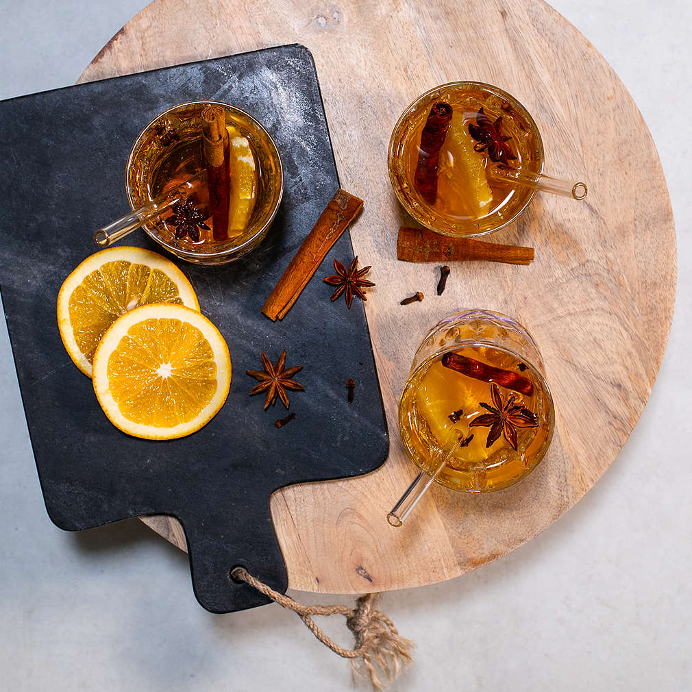 Изображение на Греяно ябълково вино с анасон и канела