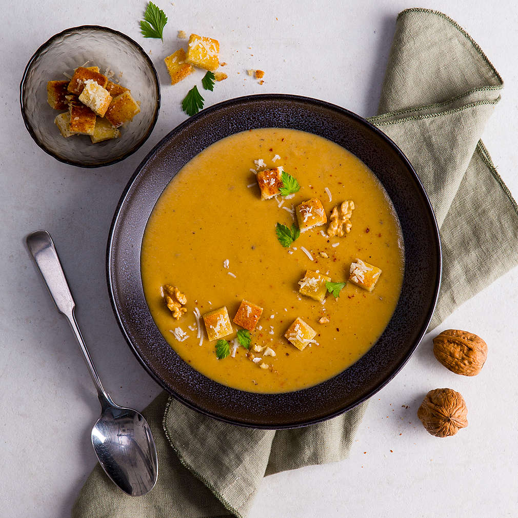 Abbildung des Rezepts Leichte Kartoffelsuppe mit Walnuss-Ricotta-Pesto