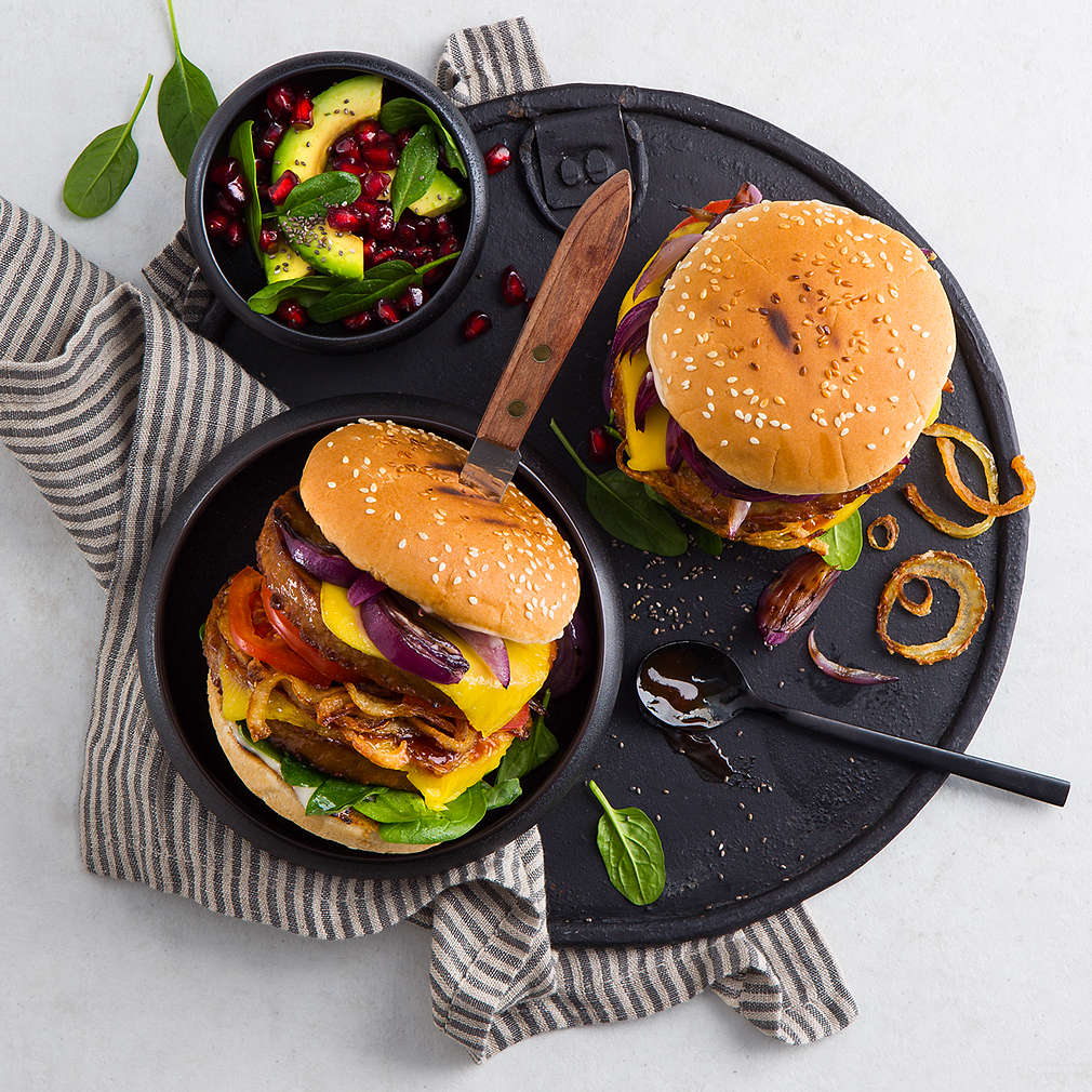 Abbildung des Rezepts Veganer Onion-Burger mit Avocado-Granatapfel-Salat