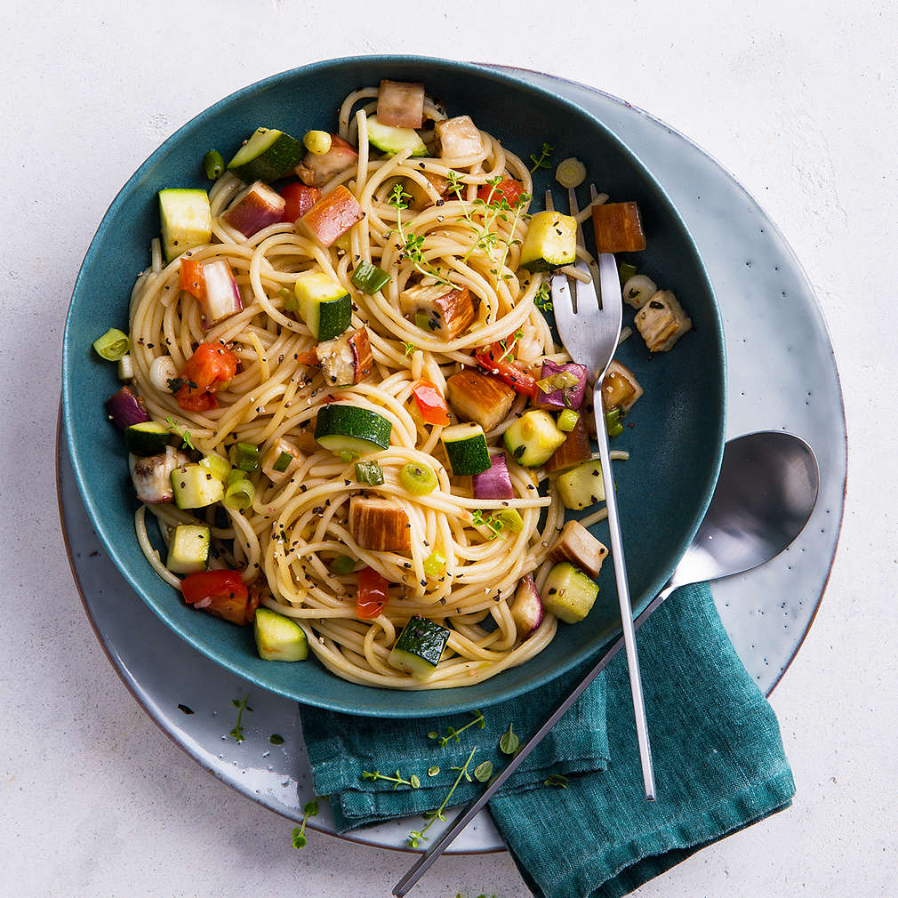 Salată călduță cu spaghete și legume pe grătar