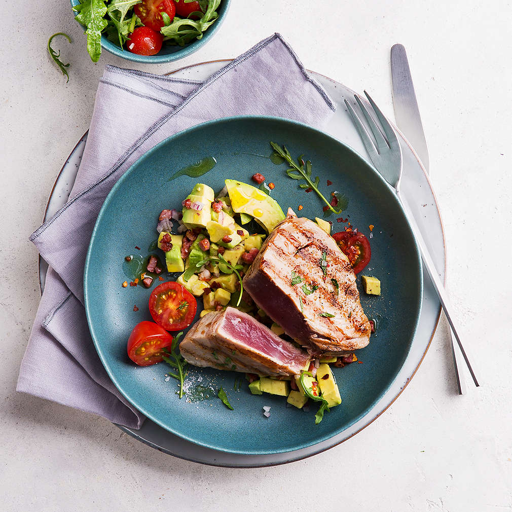 Gegrillte Thunfischsteaks mit Avocado-Salsa - Rezept | Kaufland