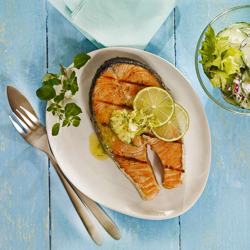 Gegrillte Lachssteaks mit Senf-Limetten-Butter - Rezept | Kaufland