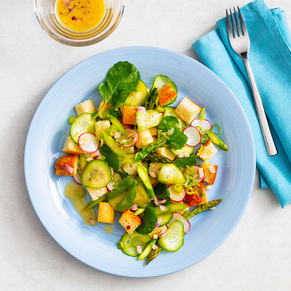 Imaginea rețetei Salată cu crutoane și ridichi