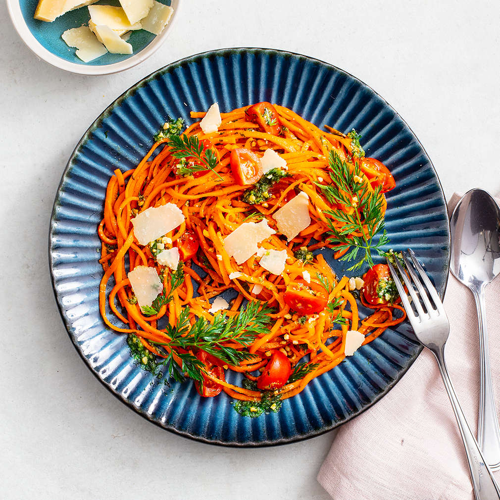 Zdjęcie przepisu Spaghetti marchewkowe z pesto z naci marchewki