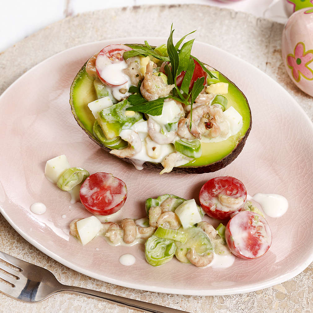 Imaginea rețetei Avocado cu salată de ouă și crabi