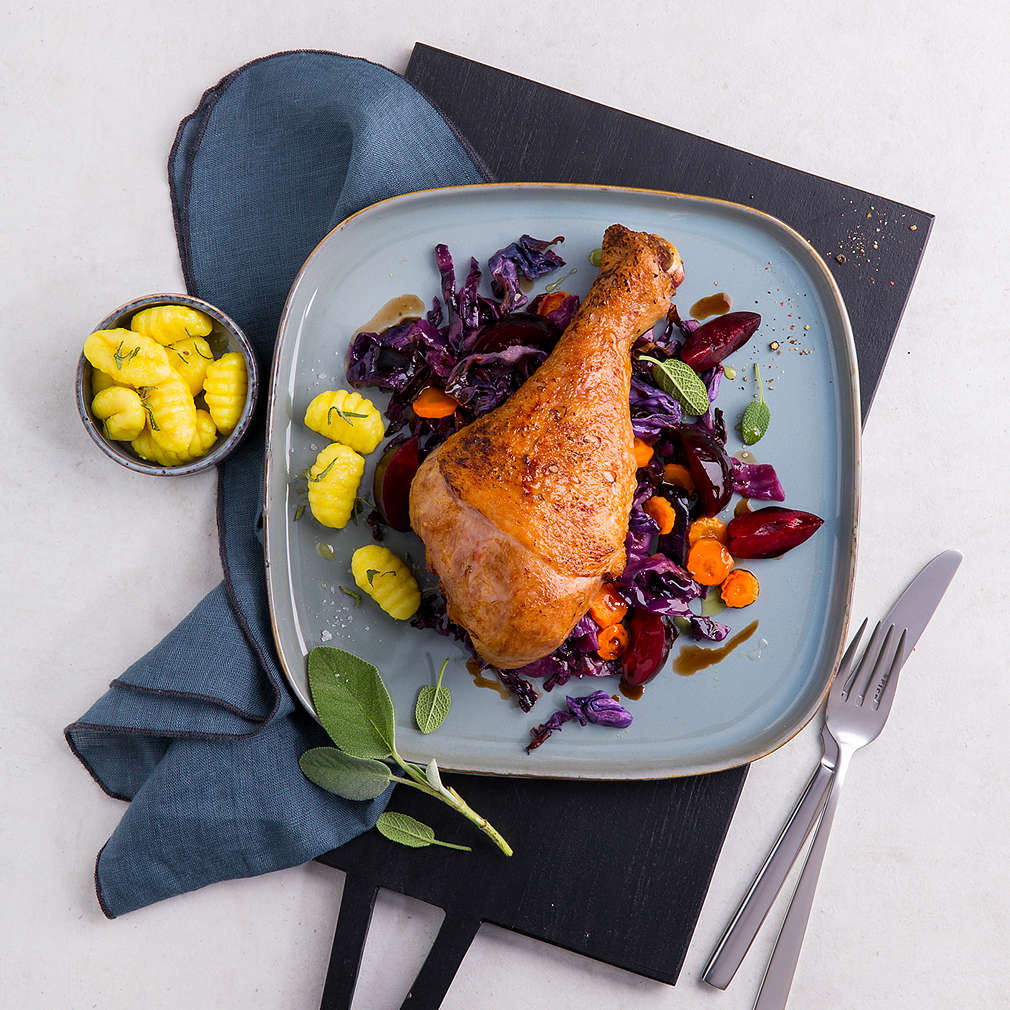 Putenkeule mit Salbei, Rotkohl und Pflaumen - Rezept | Kaufland