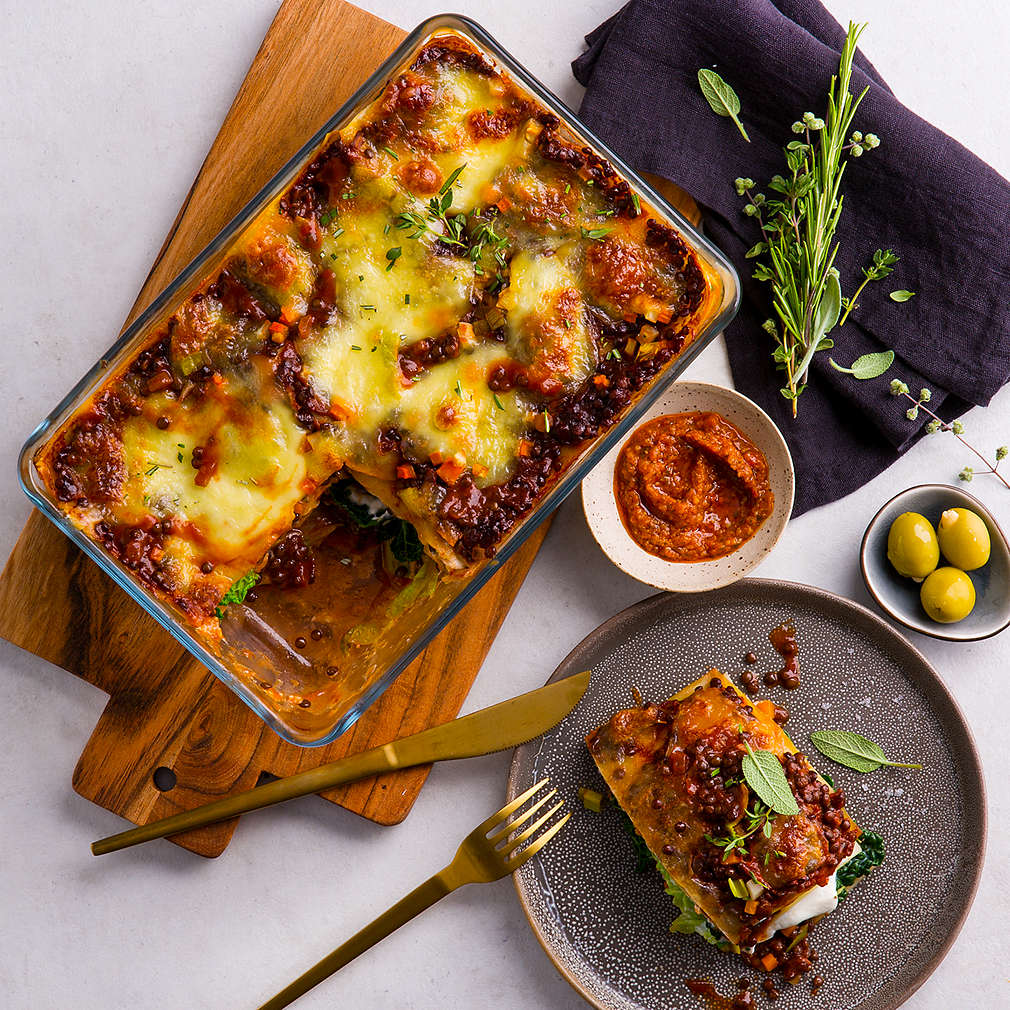 Lasagna de varză creață cu sos bolognese de linte