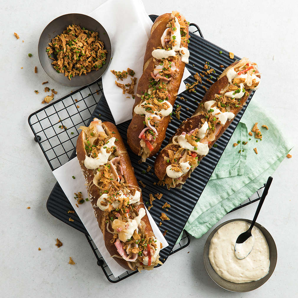 Abbildung des Rezepts Laugen-Hotdog mit Weißbier-Sauerkraut