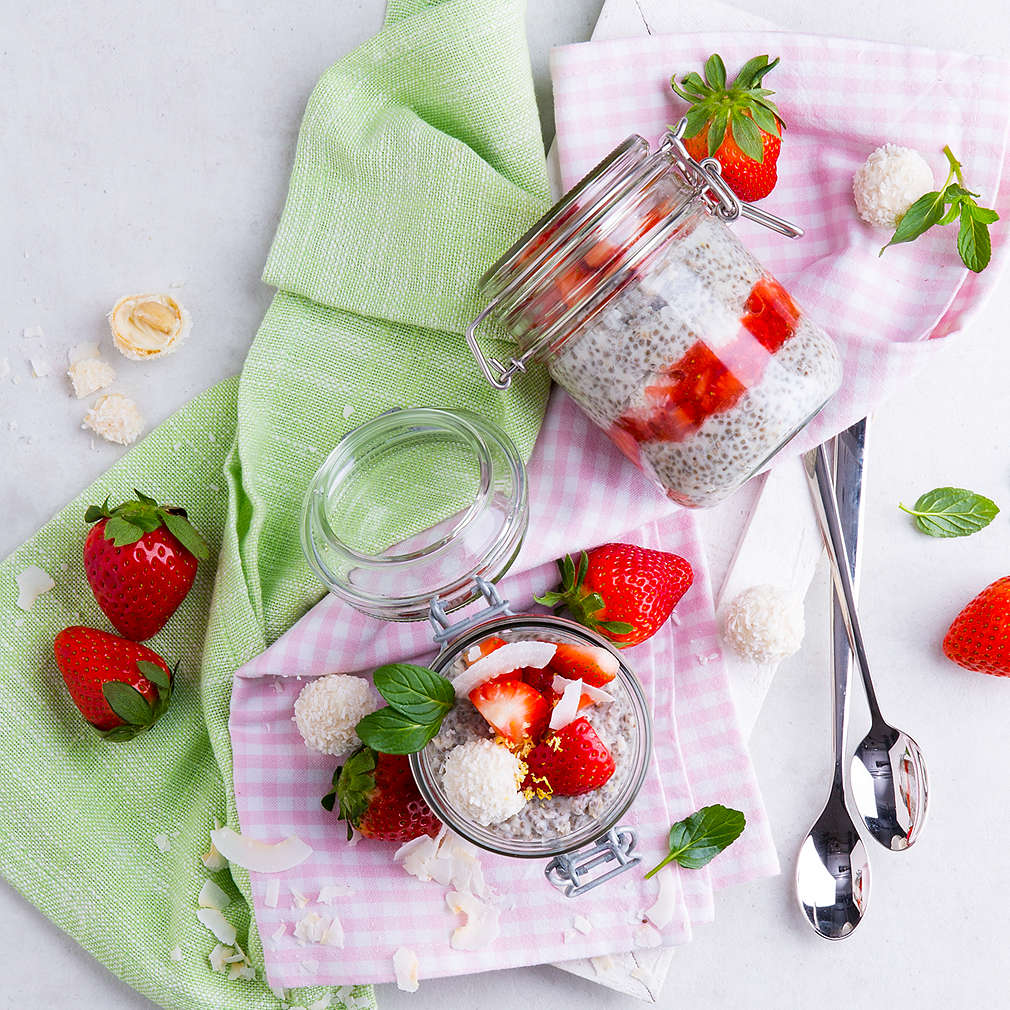 Abbildung des Rezepts Chia-Pudding mit Kokos und Erdbeeren