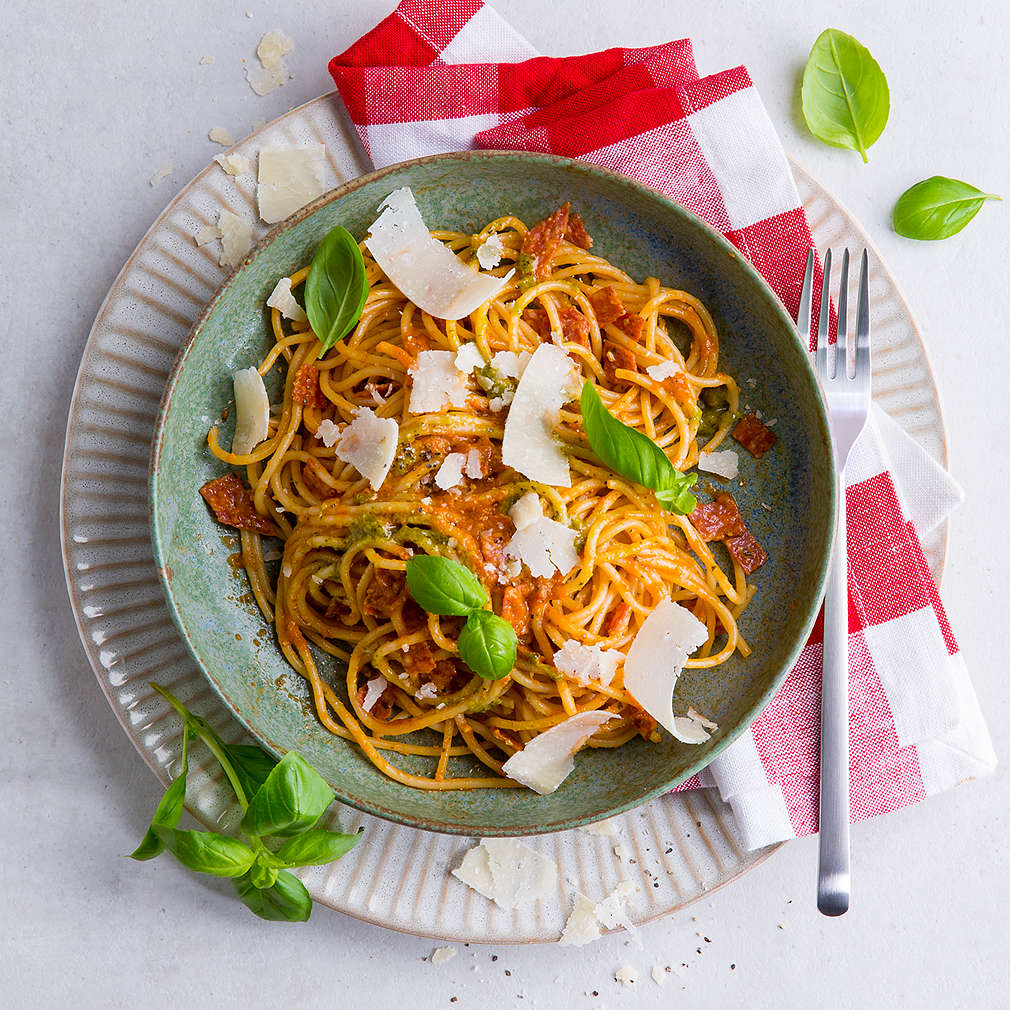 Abbildung des Rezepts Pesto-Spaghetti mit Salami