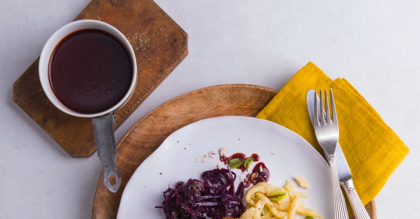 Schweineschnitzel mit Haselnuss, Rotkohl und Spätzle - Rezept