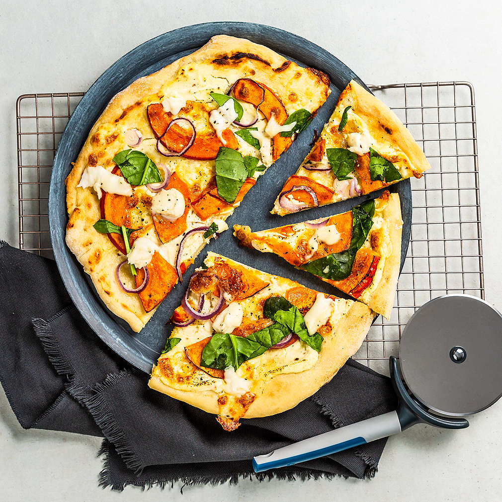 Zdjęcie przepisu Pizza bianca z dynią, szpinakiem i mozzarellą