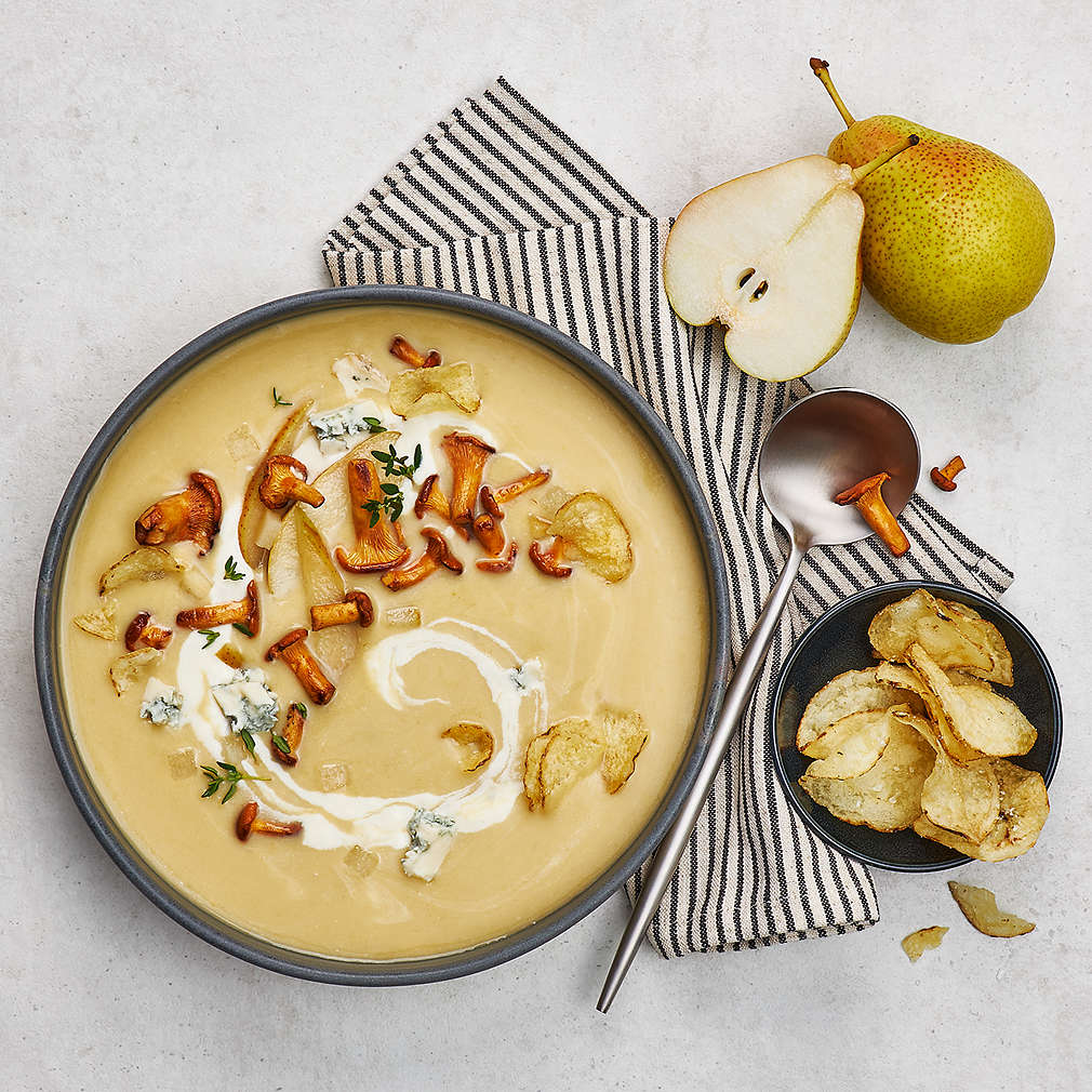 Abbildung des Rezepts Kartoffelsuppe mit Birne und Pfifferlingen