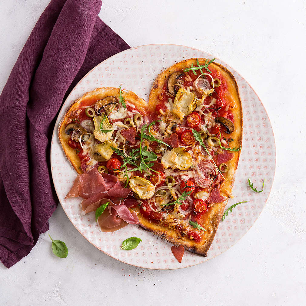 Zobrazit Valentýnská srdcová pizza s artyčoky a parmskou šunkou receptů