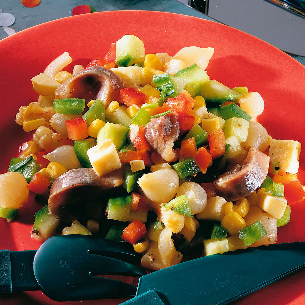 Zobrazit Pochoutkový zeleninový salát s nakládaným sleděm receptů