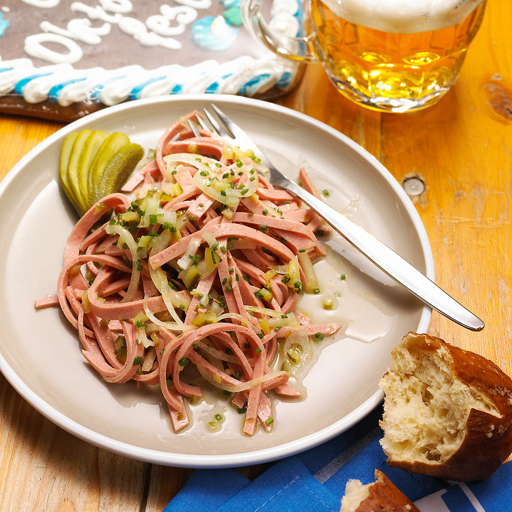 Imaginea rețetei Salată bavareză de cârnați