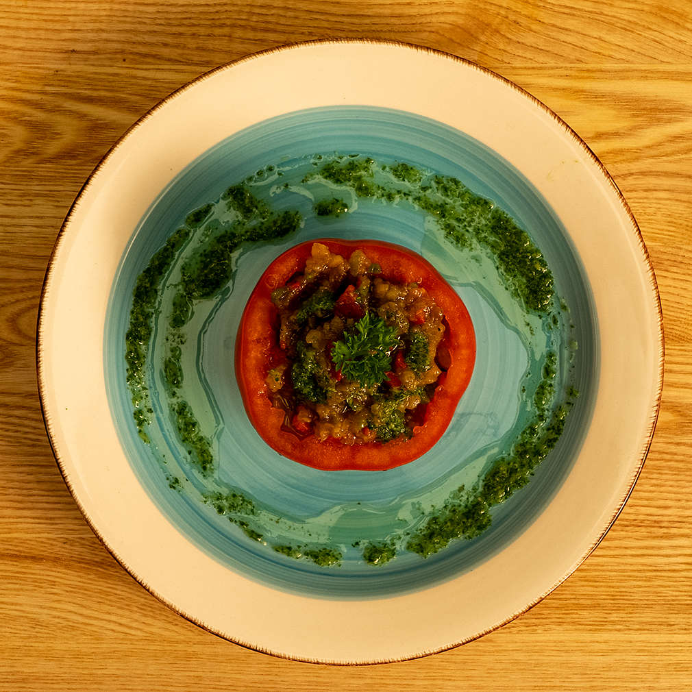 Изобразяване на рецептата Пълнен домат с патладжан и чушка