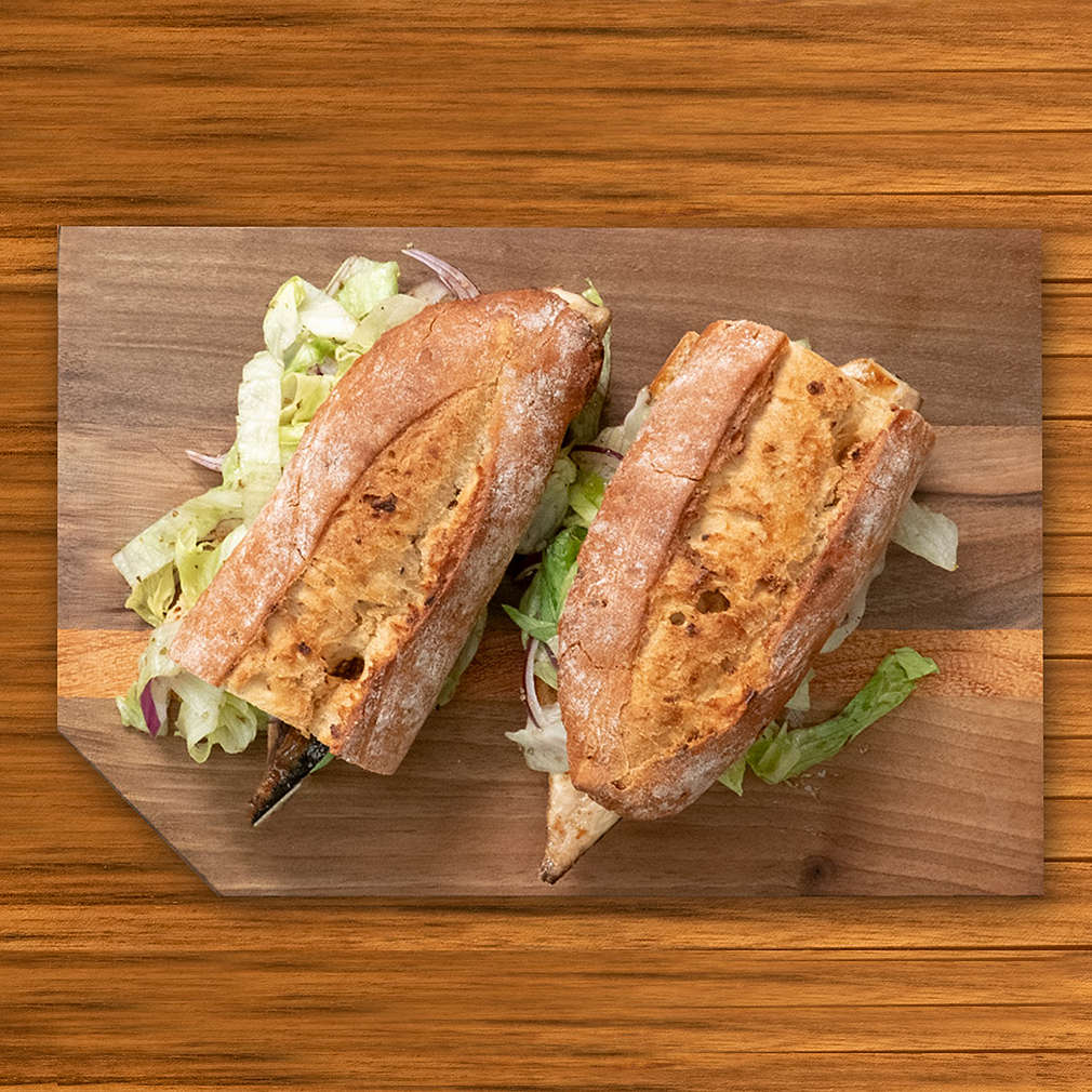 Изобразяване на рецептата Сандвич с грилована скумрия и салата с маринован лук