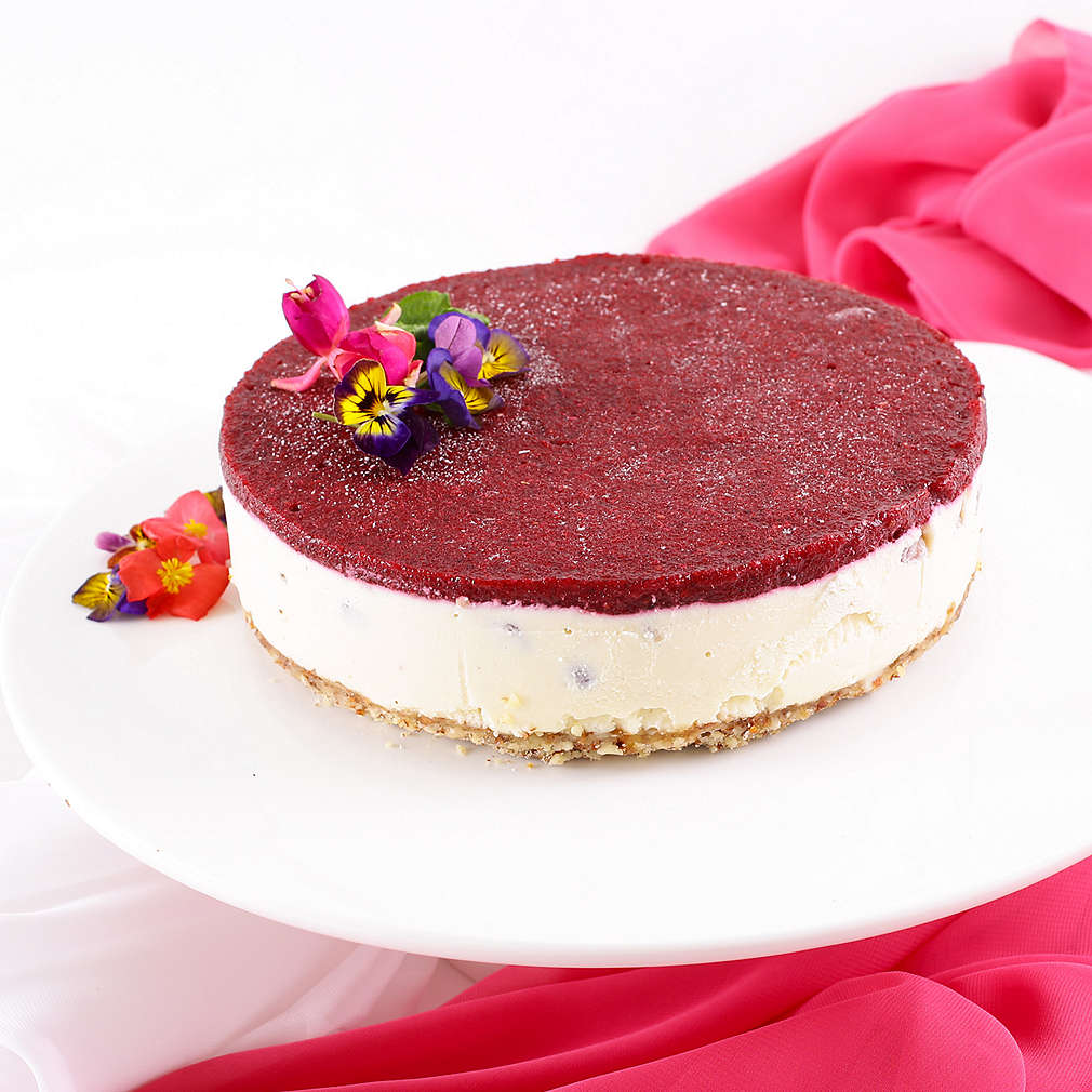 Imaginea rețetei Cheesecake raw vegan cu fructe de pădure și rodie