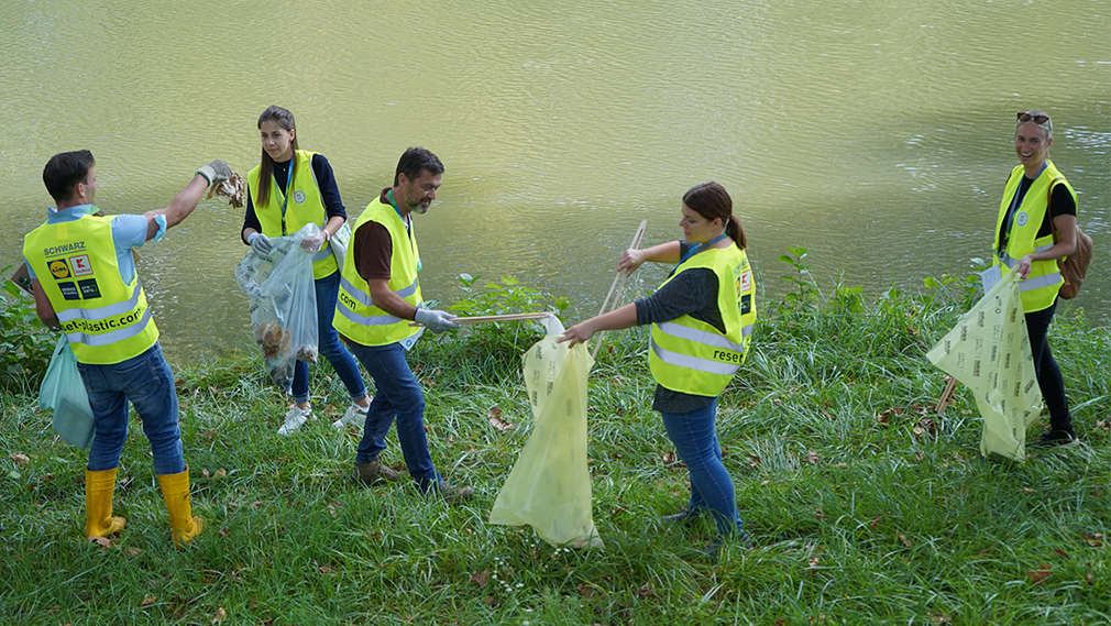 Angajații Kaufland ajută la o campanie de colectare