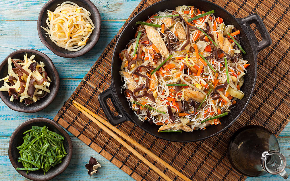 Pánev s asijskými nudlemi a malé misky s různými přísadami