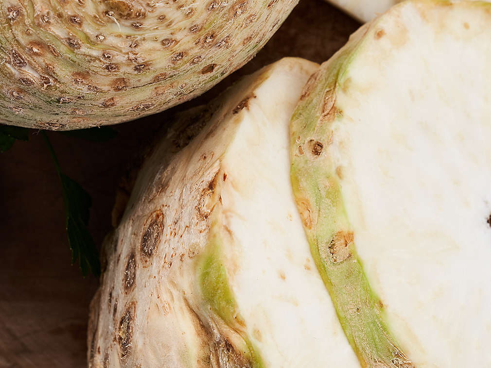 Свежий корневой сельдерей, подробный вид