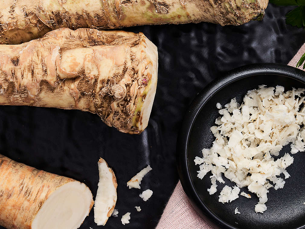 Čerstvý křen v detailním pohledu