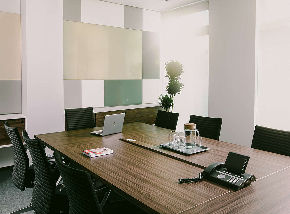 Spațiu de birou nou cu locuri de muncă ergonomice