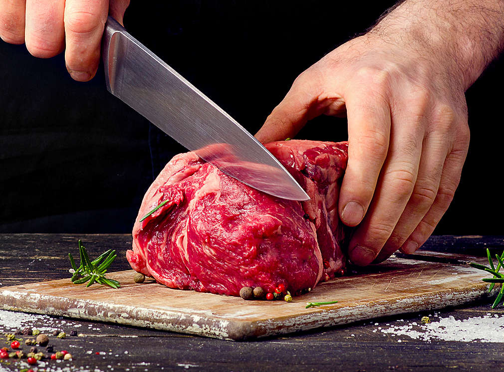 Fleischteilstück wird geschnitten