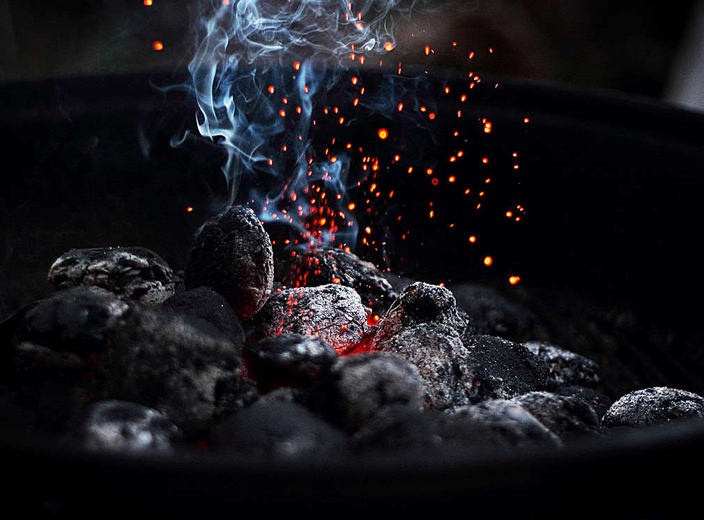 Изображение на горящи дървени въглища за барбекю