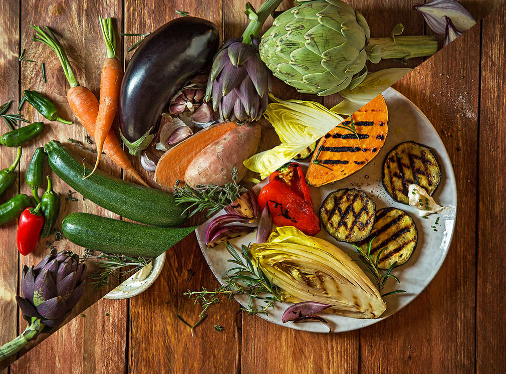 Изображение на богат избор от зеленчуци - сурови и на барбекю