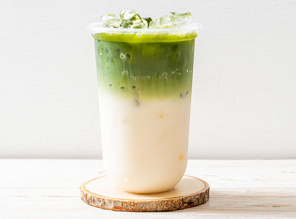 Ein Matcha-Latte auf einem Holzuntersetzer