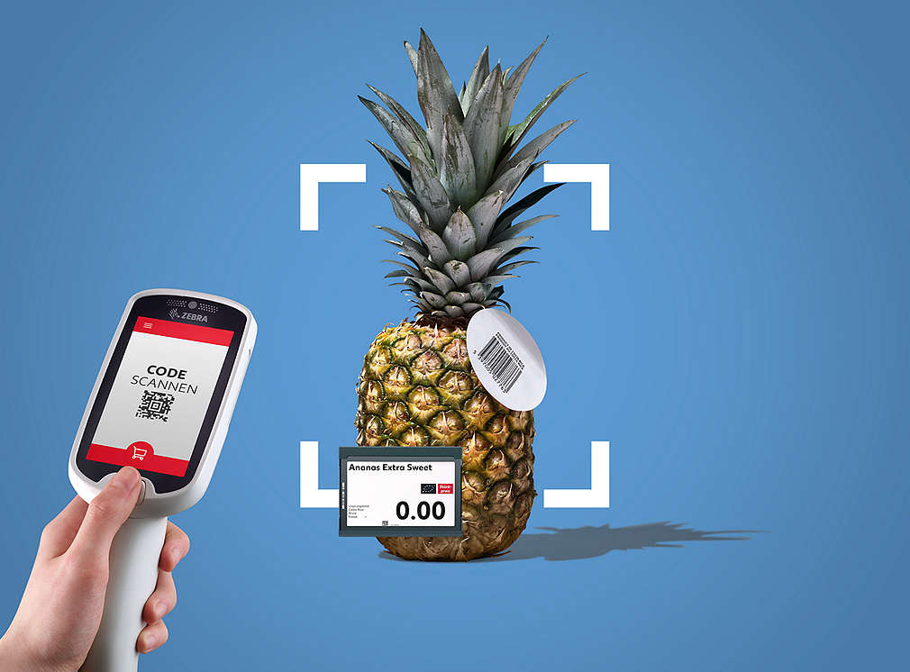 Eine Ananas wird mit einem Handscanner eingescannt