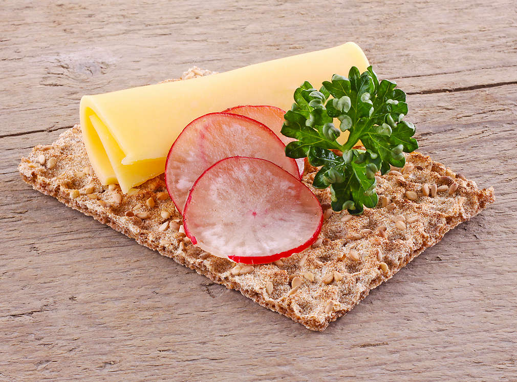 Knäckebrot mit Käse, Radieschen und Petersilie