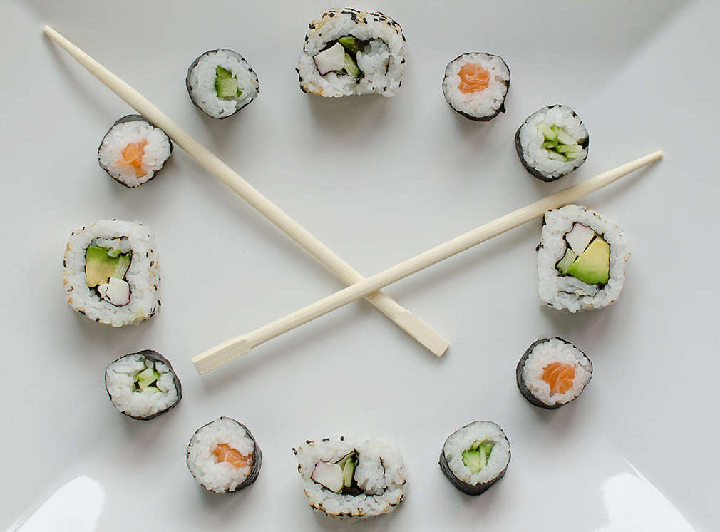 Sushi uložené ako ciferník hodín.