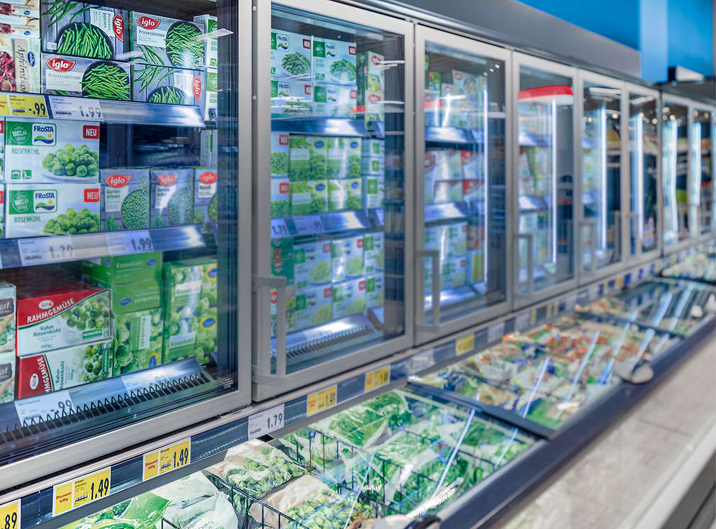 Изображение на хладилни витрини в хипермаркет