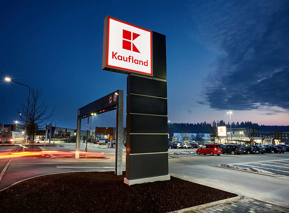 Beleuchtetes Kaufland-Schild auf dem Kundenparkplatz