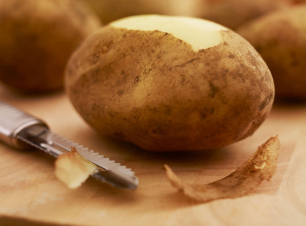 Изображение на един полуобелен картоф