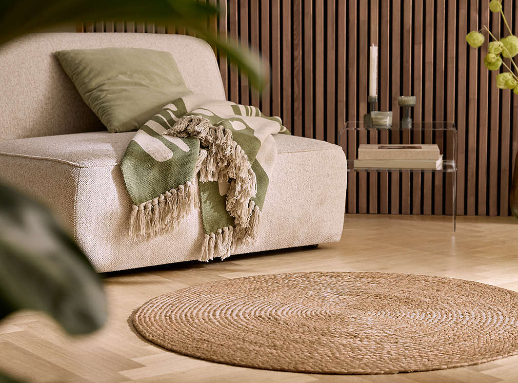 Wohnzimmer mit Teppich und Sofasessel