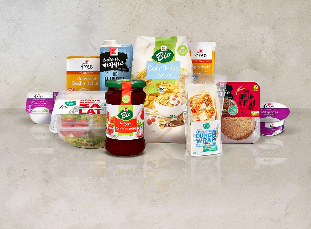 Artikelcollage mit versch. Eigenmarkenprodukten von K-Bio und K-take it veggie 