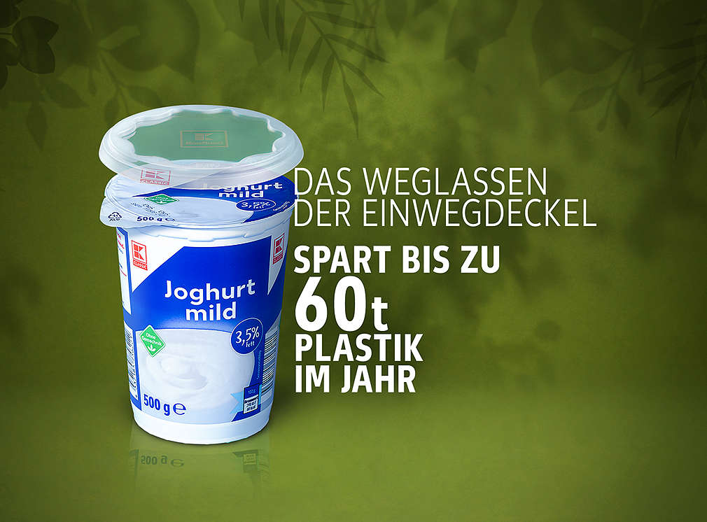 Mehrwegdeckel von Kaufland mit den Hinweis, dass das Weglassen von Einwegdeckeln bis zu 60 Tonnen Plastik im Jahr spart