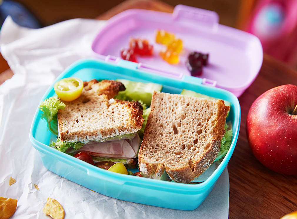 Brotdose mit Pausenbroten und anderen Pausensnacks