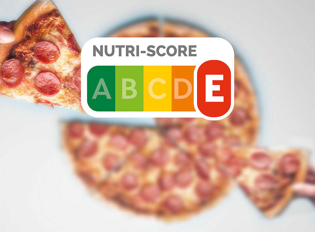 Evaluarea Nutri-Score cu E portocaliu închis și în fundal o pizza